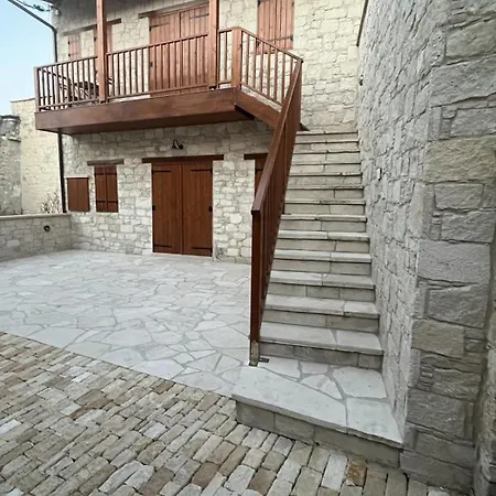 Stin Avli Tou Pavlou *