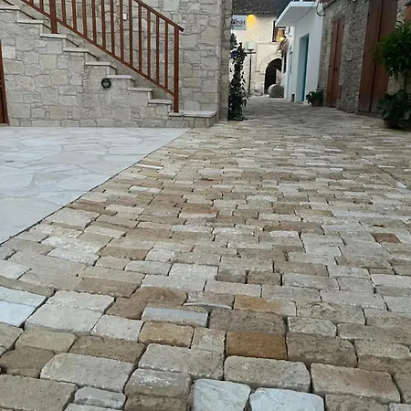 Stin Avli Tou Pavlou