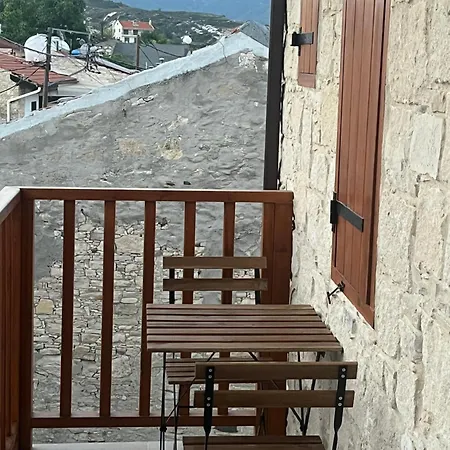 Stin Avli Tou Pavlou *