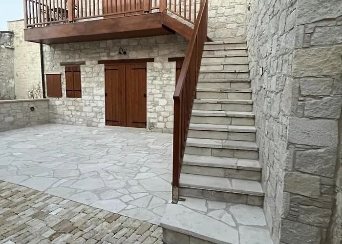 Stin Avli Tou Pavlou *