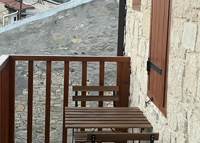 Stin Avli Tou Pavlou *