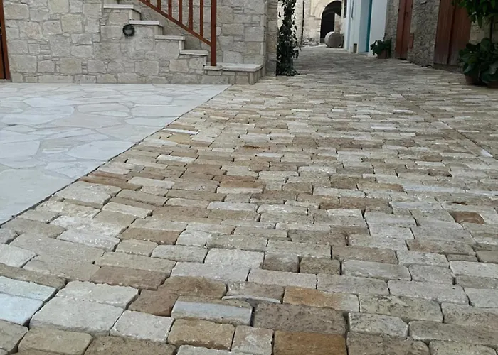 Stin Avli Tou Pavlou